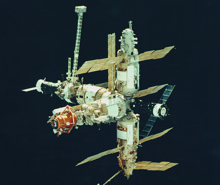 Орбитальная станция «МИР» с кораблями «Союз ТМ-26» и «Прогресс М-37». Съемка с американского корабля Endeavour, 1988