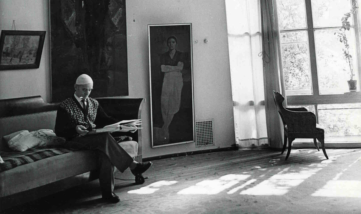 К.С. Мельников в кабинете (бывшей гостиной). Начало 1960-х. Архив Дома Мельникова