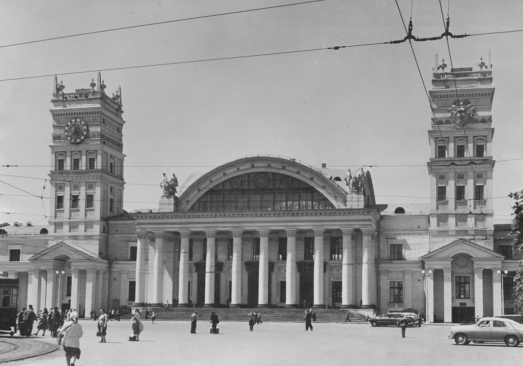 Б.С. Мезенцев. Вокзал в Харькове. Фотография А. Александрова, 1953