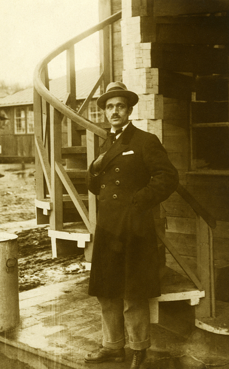 Константин Мельников у входа в павильон «Махорка», 1923 Архив Музея Мельниковых Архив ДМ Оп.356/2