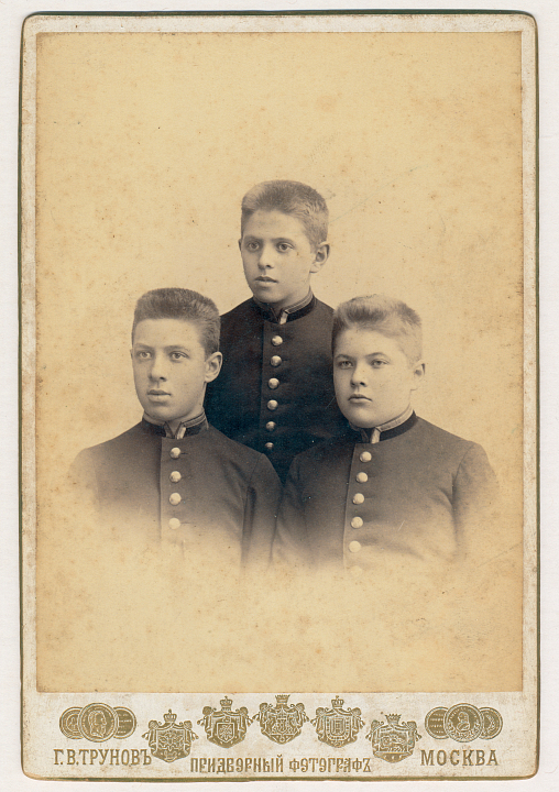 Леонид, Виктор и Александр Веснины во время учебы в Московской практической академии коммерческих наук Фотография Г. В. Трунова Середина 1890-х